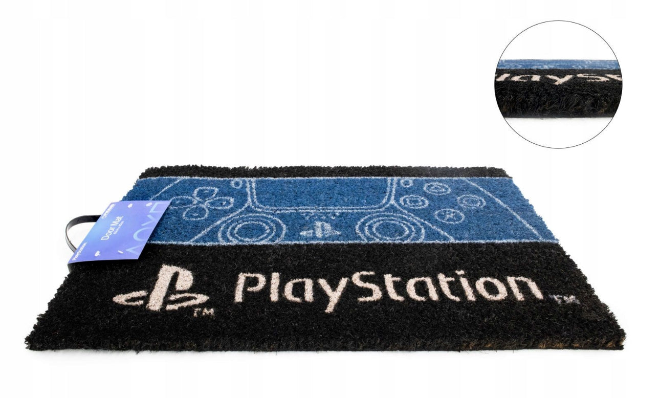 PlayStation DualSense dørmatte, 60x40 cm, svart og blå, laget av slitesterkt kokosfiber med sklisikkert gummiert underlag. Perfekt for gaming-fans og hjemmedekor.