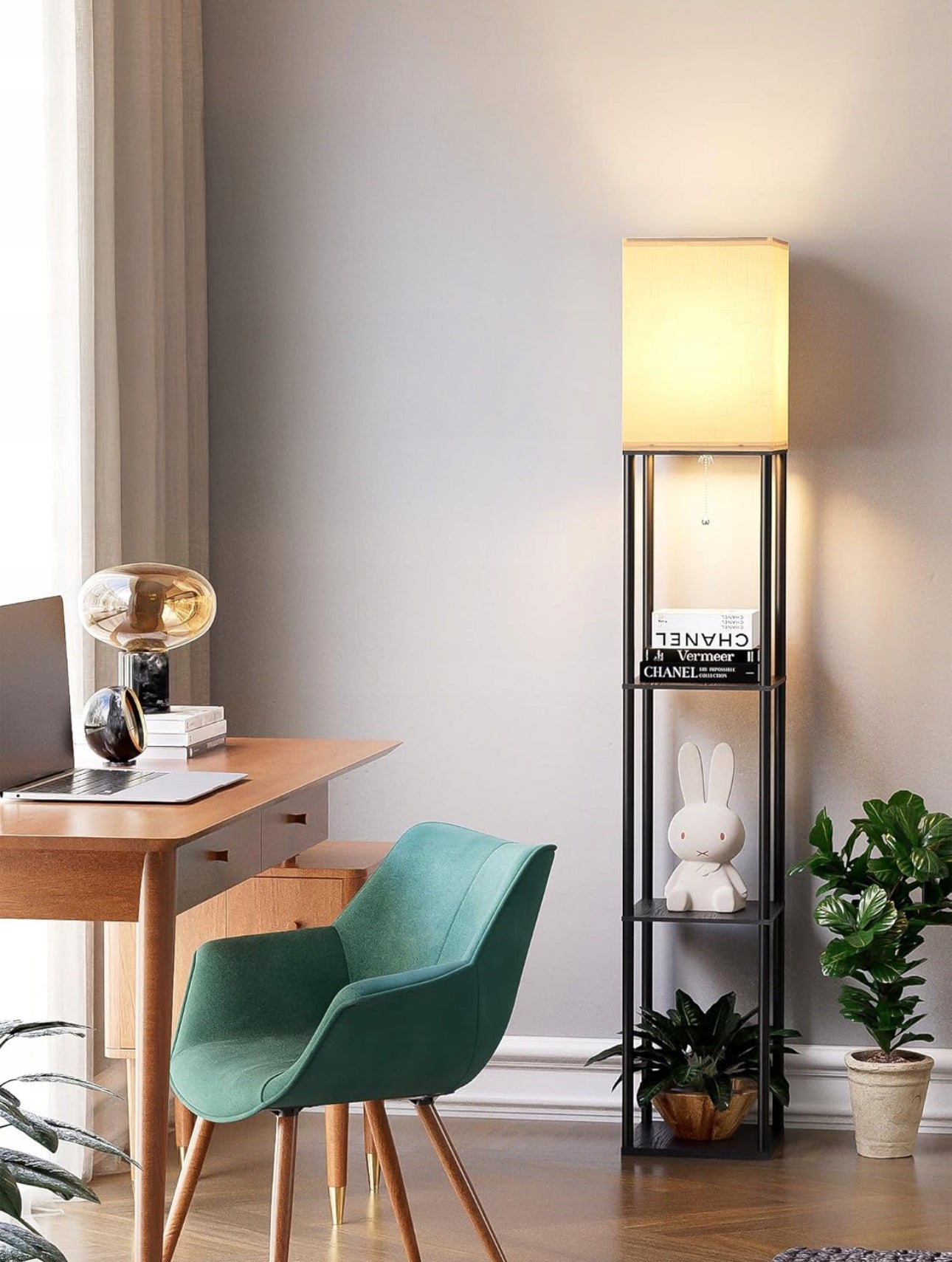 Moderne gulvlampe med hyller, høyde 160 cm, svart metallramme med hvit tekstilskjerm, funksjonell belysning og oppbevaring i ett, ideell til stue eller soverom.