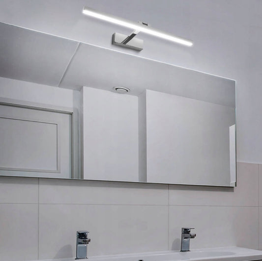 Moderne LED-vegglampe for bad i krom finish, 12W energiklasse A med nøytralt hvitt lys 4000K. Stilren vegglampe med IP44 vannbeskyttelse, ideell for speilbelysning og minimalistisk interiørdesign.