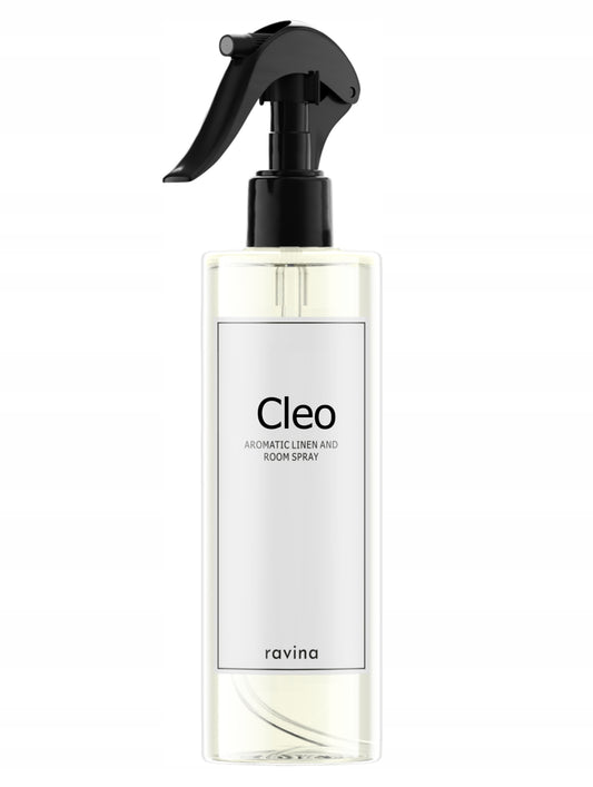 Cleo aromatisk lin- og romspray fra Ravina i en elegant designet flaske med blomster- og amberduft. Perfekt for å friske opp hjemmet, inkludert soverom, stue og bad, med langvarig og luksuriøs aroma. Ideell for gardiner, tekstiler og luftfornyelse.