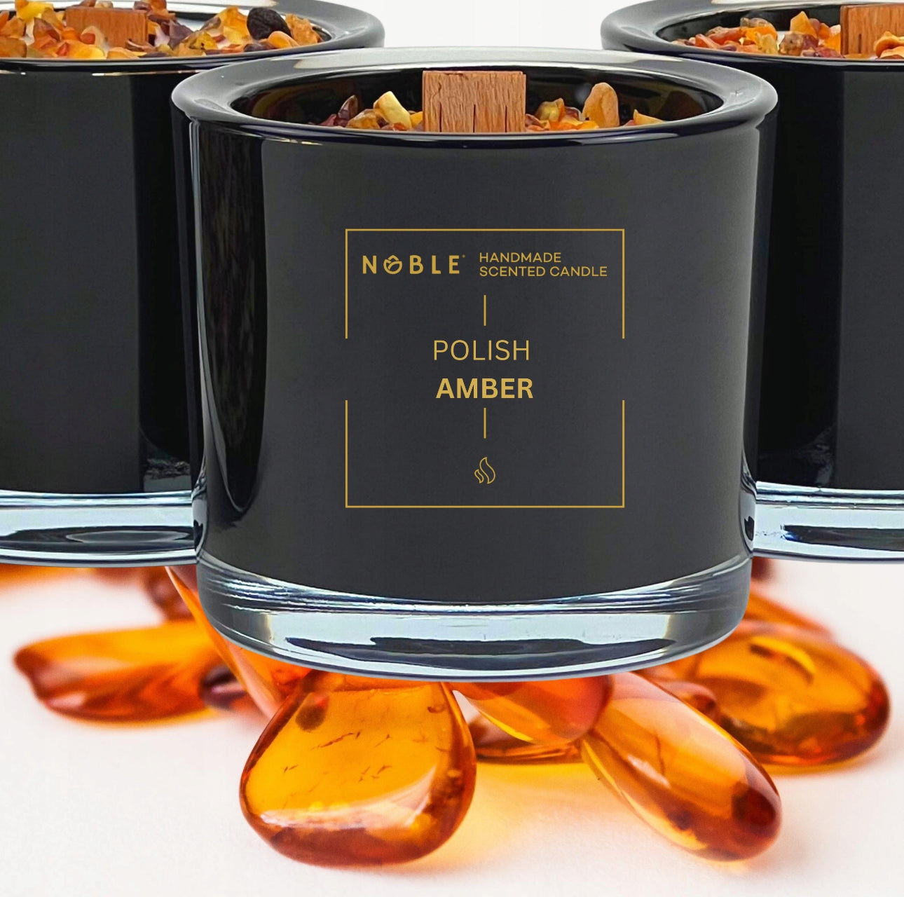 Håndlaget duftlys Polish Amber i svart glass (210 ml) med naturlig soyavoks, dekorert med ekte polsk rav og treveke for jevn og lang brennetid. Eksklusiv design i elegant sort og gull.