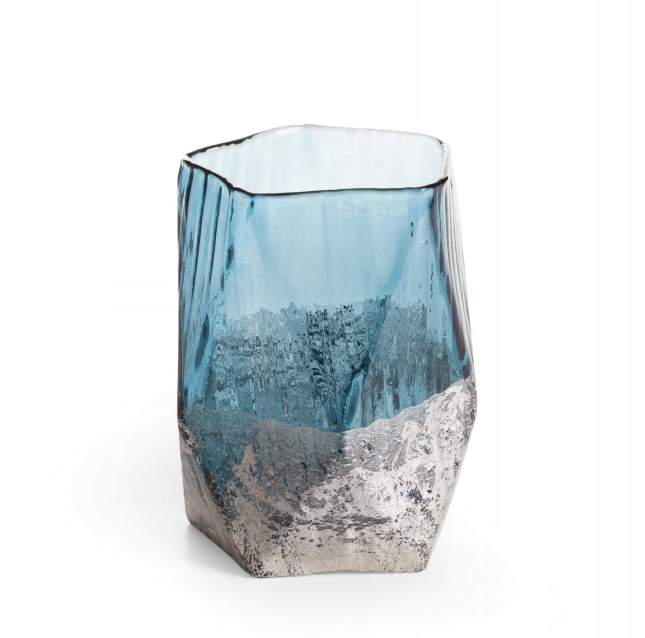 Dekorativ glassvase Nessa i blått med sølvdetaljer, størrelse 13 x 18 cm. Laget av 100 % glass, perfekt som interiørdekor eller vase til tørkede blomster. Elegant og moderne design for hjem og stue.