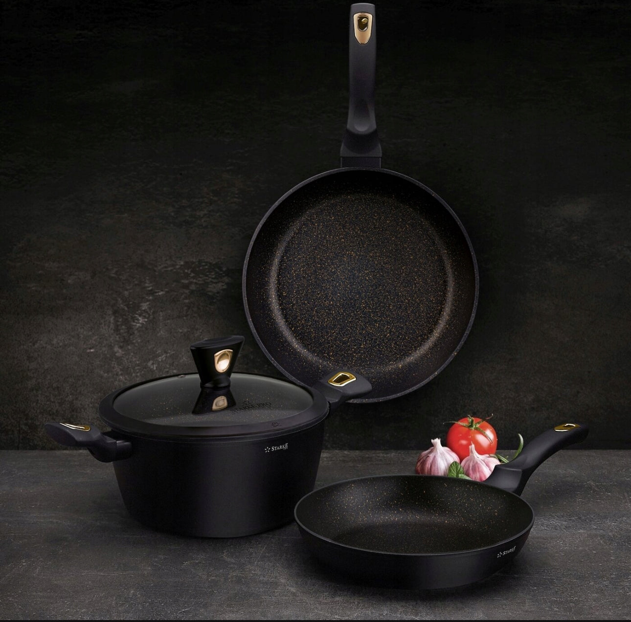 Starke Pro Dark Gold kokekarsett, 10 deler, med slitesterk non-stick marmorbelegg, svart med gull detaljer. Inkluderer gryter (18 cm, 20 cm, 24 cm) og stekepanner (24 cm, 28 cm). Passer til induksjon, gass og keramiske kokeplater. BPA-fri og miljøvennlig design.