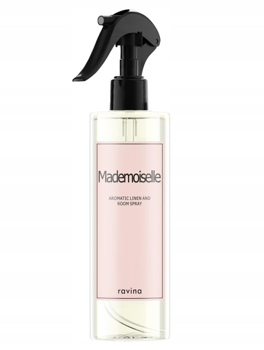 Aromatisk romspray Ravina Mademoiselle i en elegant flaske med spraydyse, perfekt for å friske opp hjemmet, sengetøy og tekstiler. Duftnoter av blomster, vanilje og orientalske toner gir en luksuriøs atmosfære.