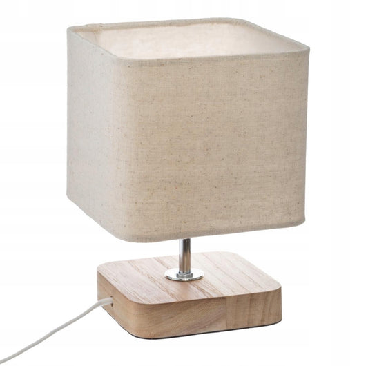 Skandinavisk bordlampe med beige tekstilskjerm og naturlig trebunn, 21 cm høy. Perfekt for stue eller soverom, laget av tre og tekstil.