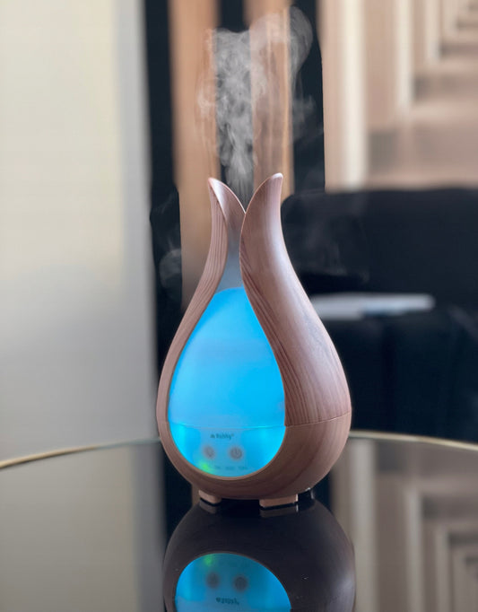 Ultrasonisk aroma diffuser med LED-lys i treimitasjon, 200 ml kapasitet, perfekt for aromaterapi og luftfukting i hjemmet, med fjernkontroll og justerbare lysinnstillinger.