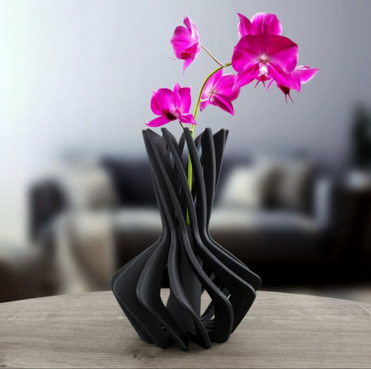 VERTAX 18 CM MODERNE DEKORATIV VASE – Svart stilren vase i miljøvennlig PLA-materiale, perfekt til tørkede eller kunstige blomster. Geometrisk design gir et unikt og moderne uttrykk i hjemmet.