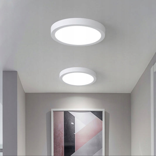 Rund LED-taklampe 24W i moderne, minimalistisk design med energiklasse A. Perfekt for stue, kjøkken eller soverom, med nøytral lysfarge på 4000K og høy lysstyrke på 2200 lumen. Slank og stilren lampe med enkel montering og lang levetid.