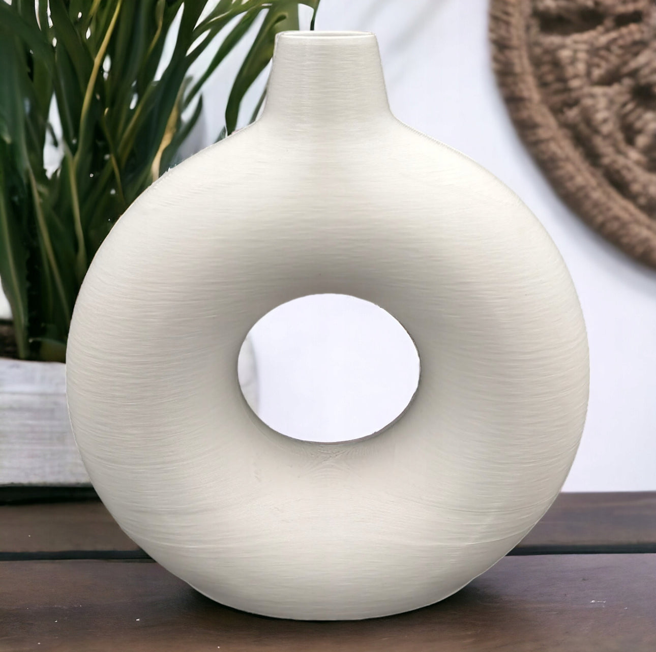 Hvit hullvase i moderne design, 18 cm høy, laget av miljøvennlig bioplast. Perfekt til pampasgress og tørkede blomster. Stilren dekorasjon i skandinavisk og minimalistisk interiør. Lett og støtsikker.