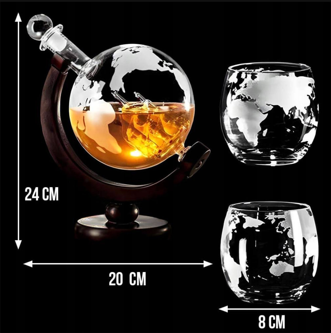 Globusformet whiskykarafell med stativ i mørkt tre, 850 ml kapasitet, inkludert to glass med verdensdesign. Materiale: håndblåst glass og tre. Elegant sett for whiskyservering, perfekt som gave.