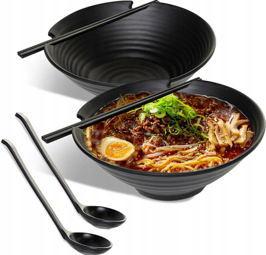 Ramen bollesett i svart med kapasitet på 1000 ml, inkludert spisepinner og skjeer. Laget av slitesterkt, mikrobølgeovn- og oppvaskmaskinsikkert materiale. Perfekt for servering av ramen, nudler og supper.