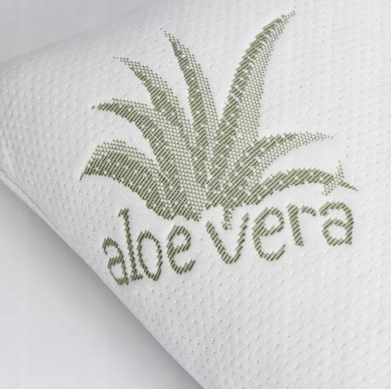 Ortopedisk pute 40x60 cm i hvit farge, laget av antiallergisk memory foam med Aloe Vera-behandlet trekk i 100% mikrofiber – ergonomisk design for optimal nakkestøtte og komfort.