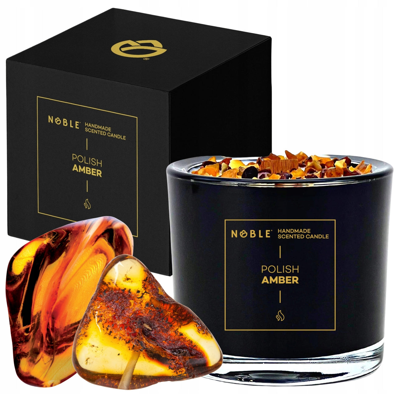 Håndlaget duftlys Polish Amber i svart glass (210 ml) med naturlig soyavoks, dekorert med ekte polsk rav og treveke for jevn og lang brennetid. Eksklusiv design i elegant sort og gull.