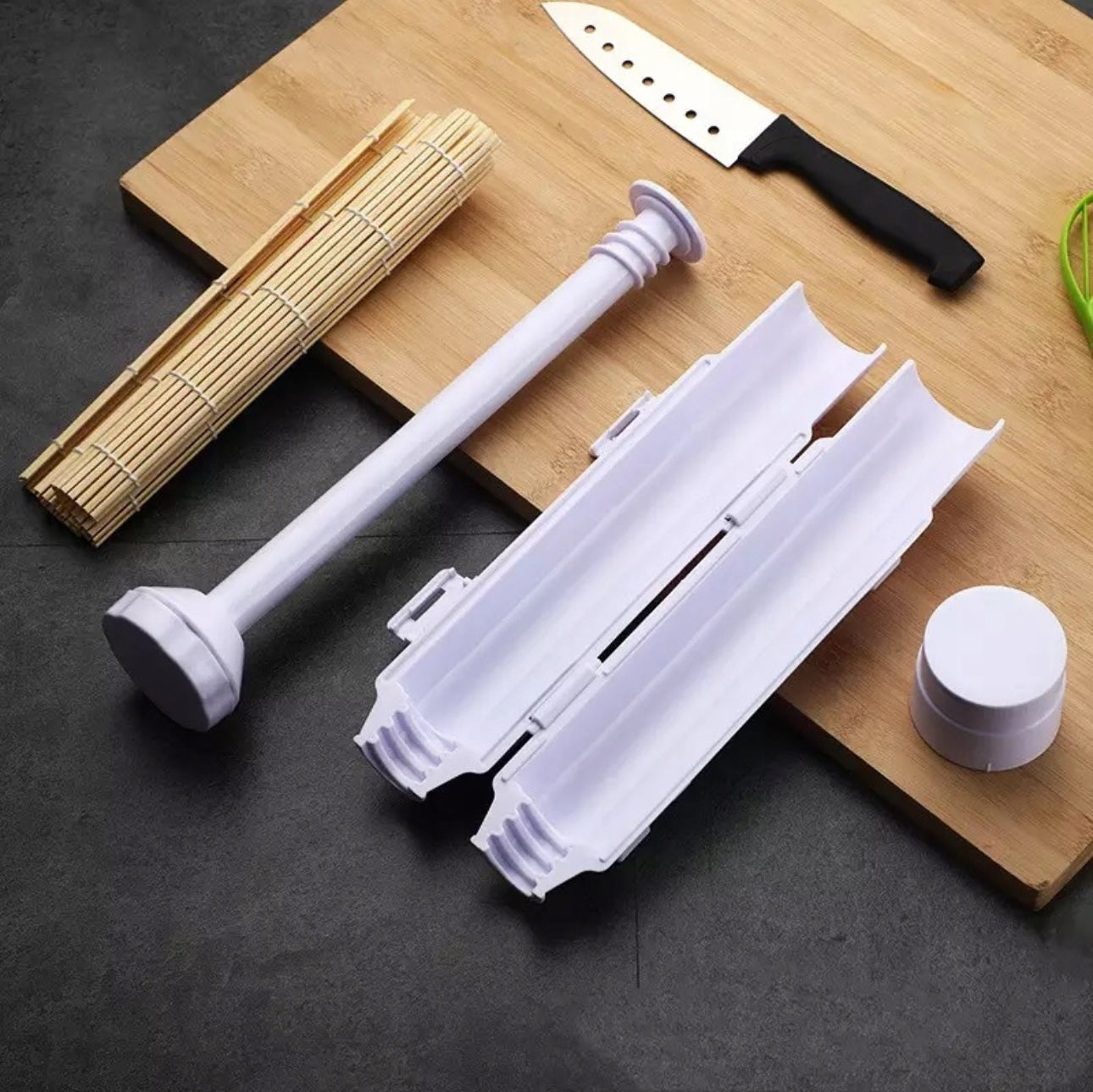 Komplett sushi-sett med bambusmatter, plastformer, skarp kniv og verktøy i rustfritt stål – naturlige materialer og slitesterkt design, ideelt for hjemmelaget sushi.