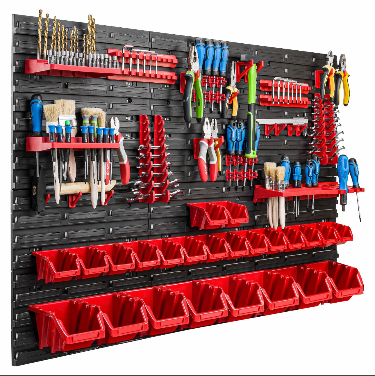 Modulbasert verktøytavle i slitesterk PP-plast, måler 117x78 cm, med 24 røde oppbevaringsbokser og sorte paneler. Perfekt for organisering i garasje, verksted eller bod.
