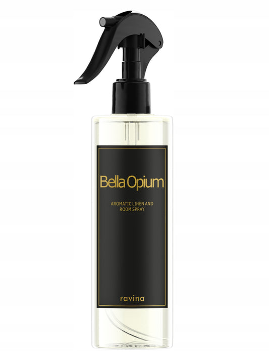 Bella Opium Aromatic Linen and Room Spray fra Ravina – en luksuriøs romspray med orientalske noter av jasmin, vanilje og patchouli, perfekt for å friske opp hjemmet og skape en eksklusiv atmosfære.