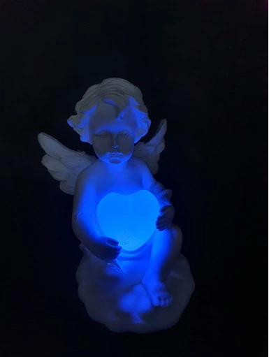 MAGISK ENGLESTATUE MED LED-LYSENDE HJERTE - ROMANTISK SKIFTENDE FARGER - EKSKLUSIV 11X7CM SAMLEROBJEKT