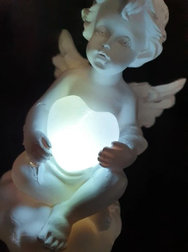 MAGISK ENGLESTATUE MED LED-LYSENDE HJERTE - ROMANTISK SKIFTENDE FARGER - EKSKLUSIV 11X7CM SAMLEROBJEKT