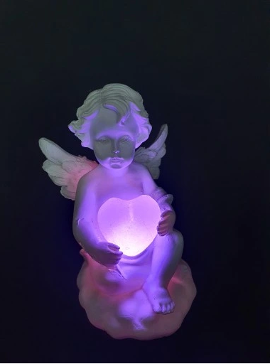 MAGISK ENGLESTATUE MED LED-LYSENDE HJERTE - ROMANTISK SKIFTENDE FARGER - EKSKLUSIV 11X7CM SAMLEROBJEKT