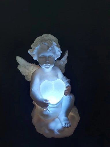 MAGISK ENGLESTATUE MED LED-LYSENDE HJERTE - ROMANTISK SKIFTENDE FARGER - EKSKLUSIV 11X7CM SAMLEROBJEKT