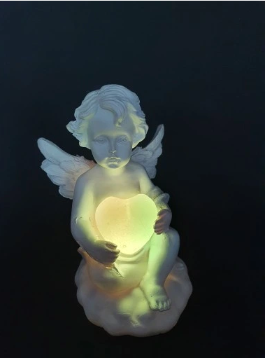 MAGISK ENGLESTATUE MED LED-LYSENDE HJERTE - ROMANTISK SKIFTENDE FARGER - EKSKLUSIV 11X7CM SAMLEROBJEKT