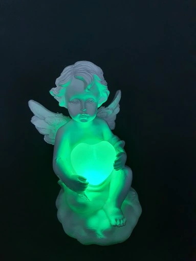 MAGISK ENGLESTATUE MED LED-LYSENDE HJERTE - ROMANTISK SKIFTENDE FARGER - EKSKLUSIV 11X7CM SAMLEROBJEKT