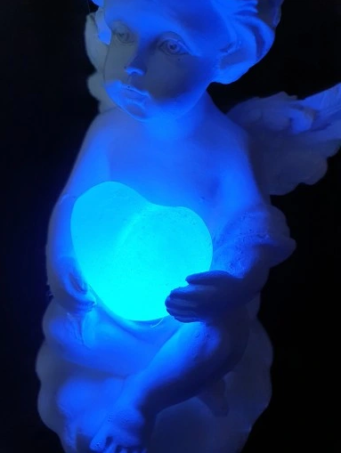 MAGISK ENGLESTATUE MED LED-LYSENDE HJERTE - ROMANTISK SKIFTENDE FARGER - EKSKLUSIV 11X7CM SAMLEROBJEKT