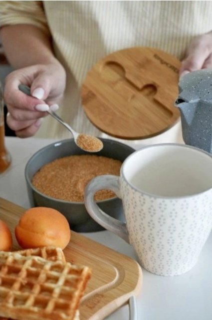 NATURLIG ELEGANSE: POSRSELEN BEHOLDER MED BAMBUSLOKK OG SKJE - IDEELL FOR SUKKER, SALT OG KAFFE