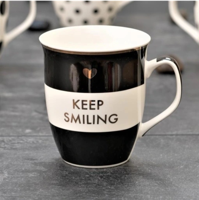 KEEP SMILING - SORT OG HVITT PORSELENSKRUS MED 540ML KAPASITET