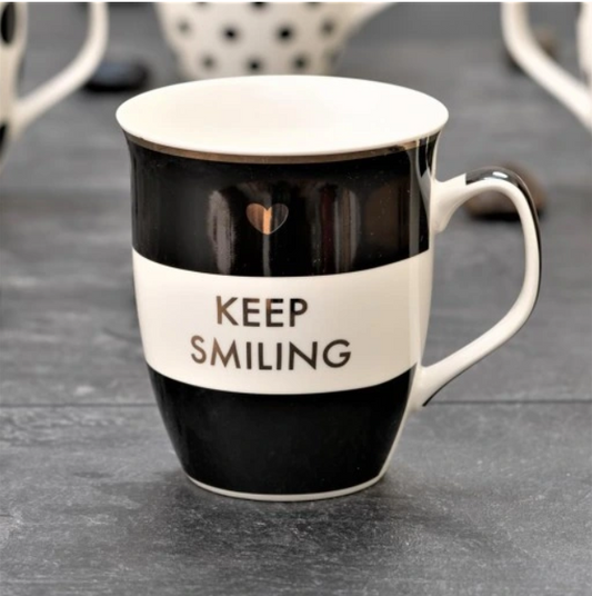 KEEP SMILING - SORT OG HVITT PORSELENSKRUS MED 540ML KAPASITET