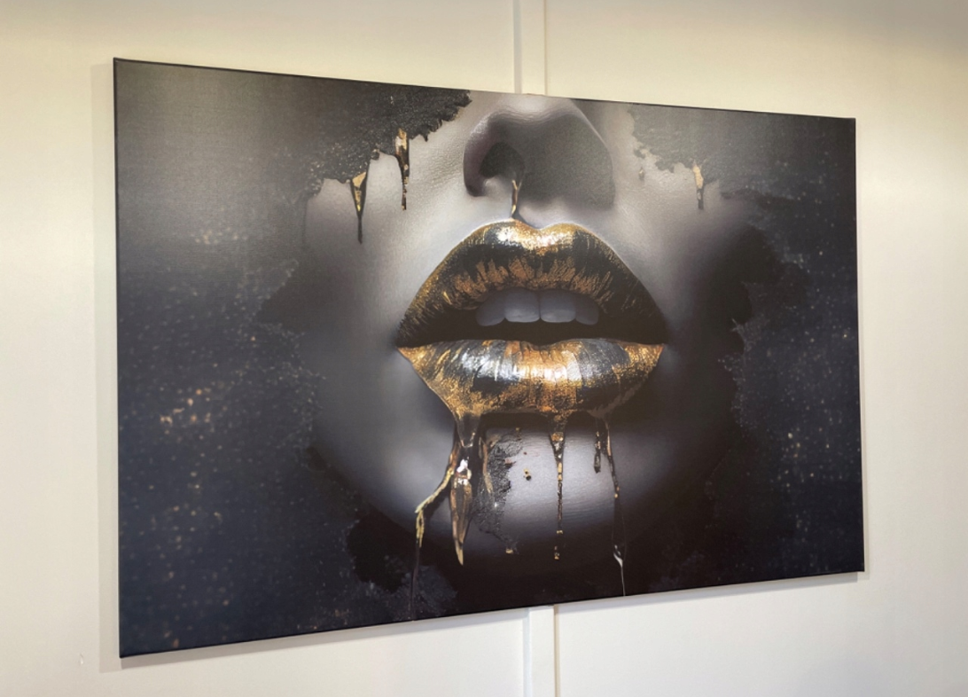 KISS OF ART: STORFORMAT DIGITALTRYKK PÅ LERRET AV ABSTRAKTE LEPPER, 120X80CM